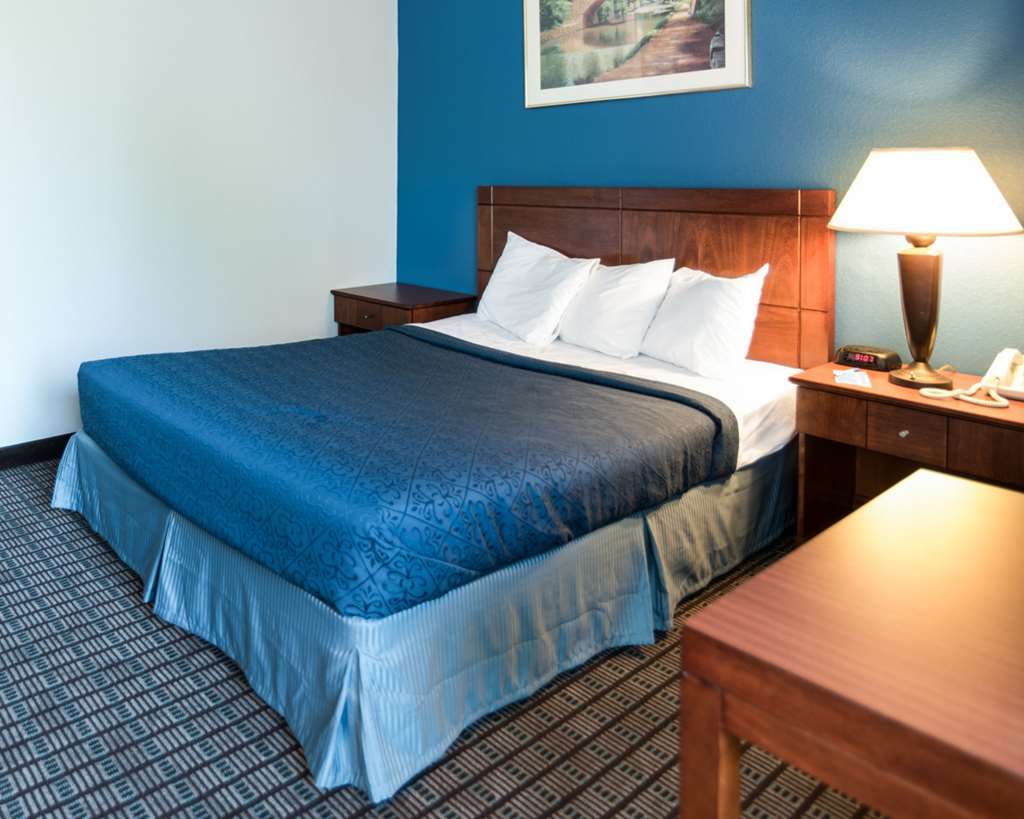Rodeway Inn Greenfield Habitación foto